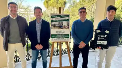David González, Juan Luis Guerra, Luis López y Ramón Picón presentan el cartel de los cursos gratuitos de vela en Sanlúcar de Barrameda.