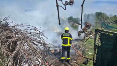 Un bombero del Consorcio de Bomberos de la Provincia de Cádiz apagando un incendio de rastrojos descontrolado en Jerez, entre San José Obrero y Guadalcacín. Visible columna de humo