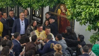 Enfrentamiento en Jerez durante la procesión de Semana Santa, con presencia de autoridades y público.
