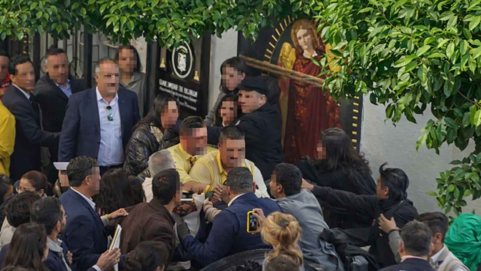 Enfrentamiento en Jerez durante la procesión de Semana Santa, con presencia de autoridades y público.