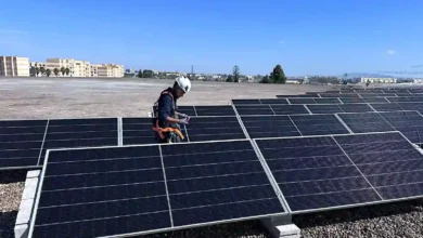 Instalación de paneles fotovoltaicos en la cubierta del Palacio Municipal de Deportes de Chapín en Jerez para ahorro energético.