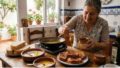 Torrijas tradicionales andaluzas en proceso de preparación en la cocina de una abuela.