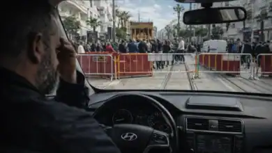 Taxi detenido ante un control de acceso durante la Semana Santa en San Fernando, con señalización de restricciones.