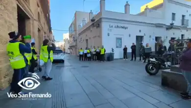 Miembros de Sip-An Sección Sindical San Fernando protestan frente al Ayuntamiento de San Fernando.