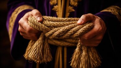 Cuerda ceremonial en manos de un juez con toga y guantes dorados, símbolo de justicia y autoridad en.