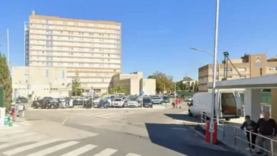 Vecinos aparcando en la zona de San Carlos durante la tarde.