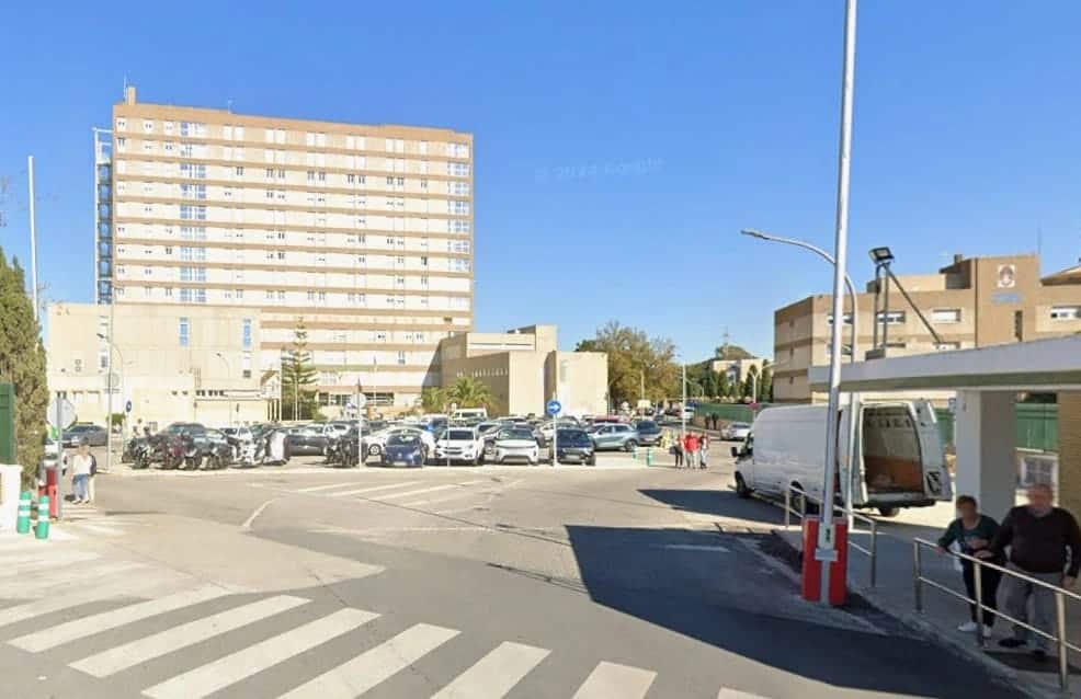 Vecinos aparcando en la zona de San Carlos durante la tarde.