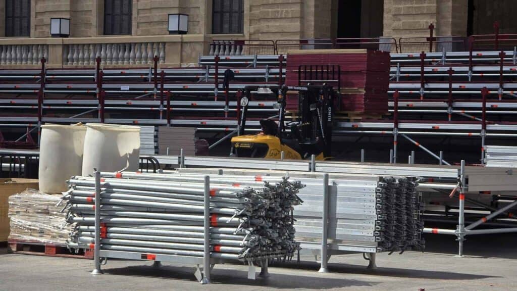 Maquinaria de Operario realizando el montaje de palcos
