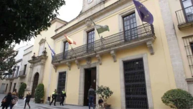 Edificio institucional con banderas de España, Europa y Andalucía en Jerez.