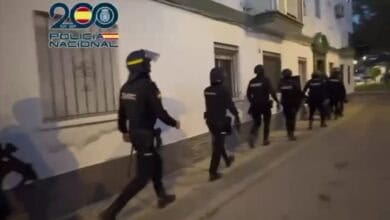 Agentes de policía en una operación en El Puerto, registrando una vivienda relacionada con crimen de.