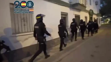 Agentes de policía en una operación en El Puerto, registrando una vivienda relacionada con crimen de.