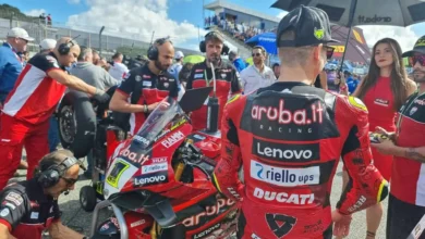 Imagen de un equipo de Fórmula 1 en el paddock de Jerez, preparándose para la carrera.