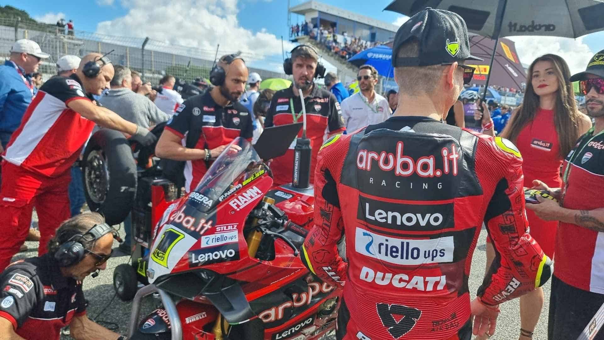 Imagen de un equipo de Fórmula 1 en el paddock de Jerez, preparándose para la carrera.
