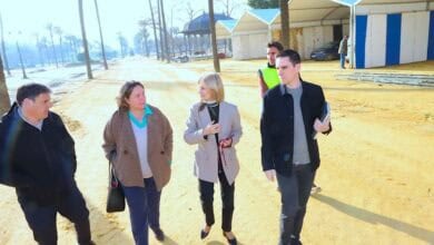 Grupo de personas visitando el Parque González Hontoria en Jerez, en renovación del albero.