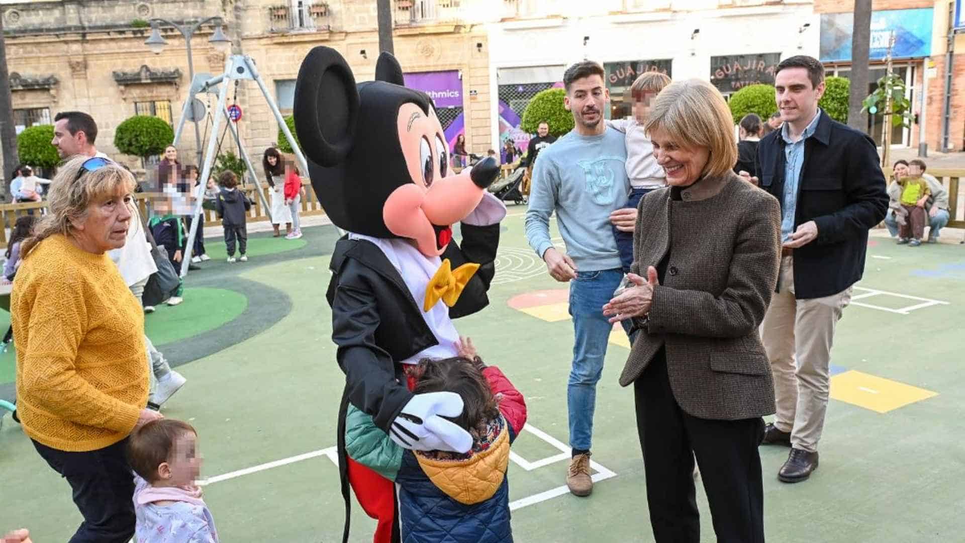 Jerez recupera la Plaza del Progreso con un parque infantil para dinamizar el centro.
