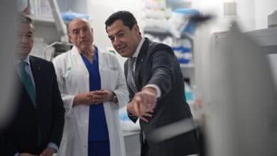 Imagen de profesionales de la salud en un hospital público de Andalucía mostrando la nueva red WiFi.