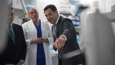 Imagen de profesionales de la salud en un hospital público de Andalucía mostrando la nueva red WiFi.