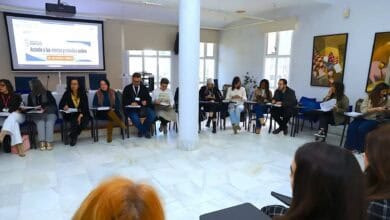 Reunión de personas en un taller de formación laboral en Jerez, promoviendo inserción y capacitación.