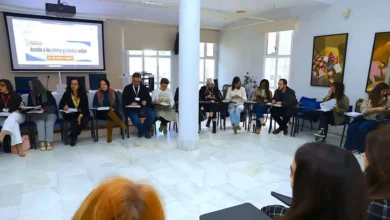 Reunión de personas en un taller de formación laboral en Jerez, promoviendo inserción y capacitación.