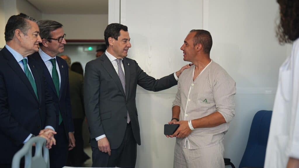 Juanma Moreno inaugurando la red wifi gratis hospitales andalucía