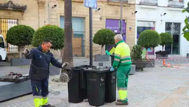 Operarios del servicio municipal de limpieza de Semana Santa en Jerez 2026 instalando islas de papeleras y contenedores en el centro de la ciudad.