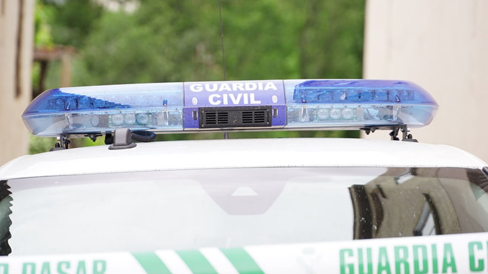 Coche de la Guardia Civil en accidente de tráfico en Estepona