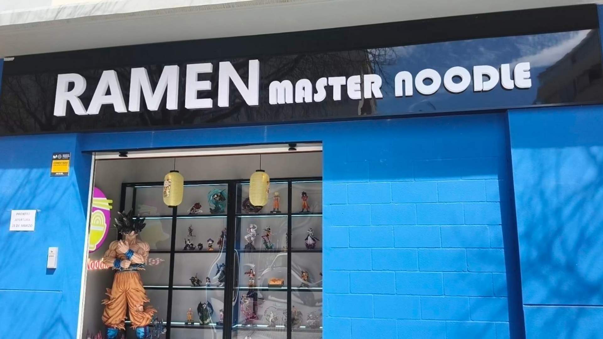 Fachada azul del restaurante Ramen Master Noodle en Jerez con figuras de anime en el escaparate
