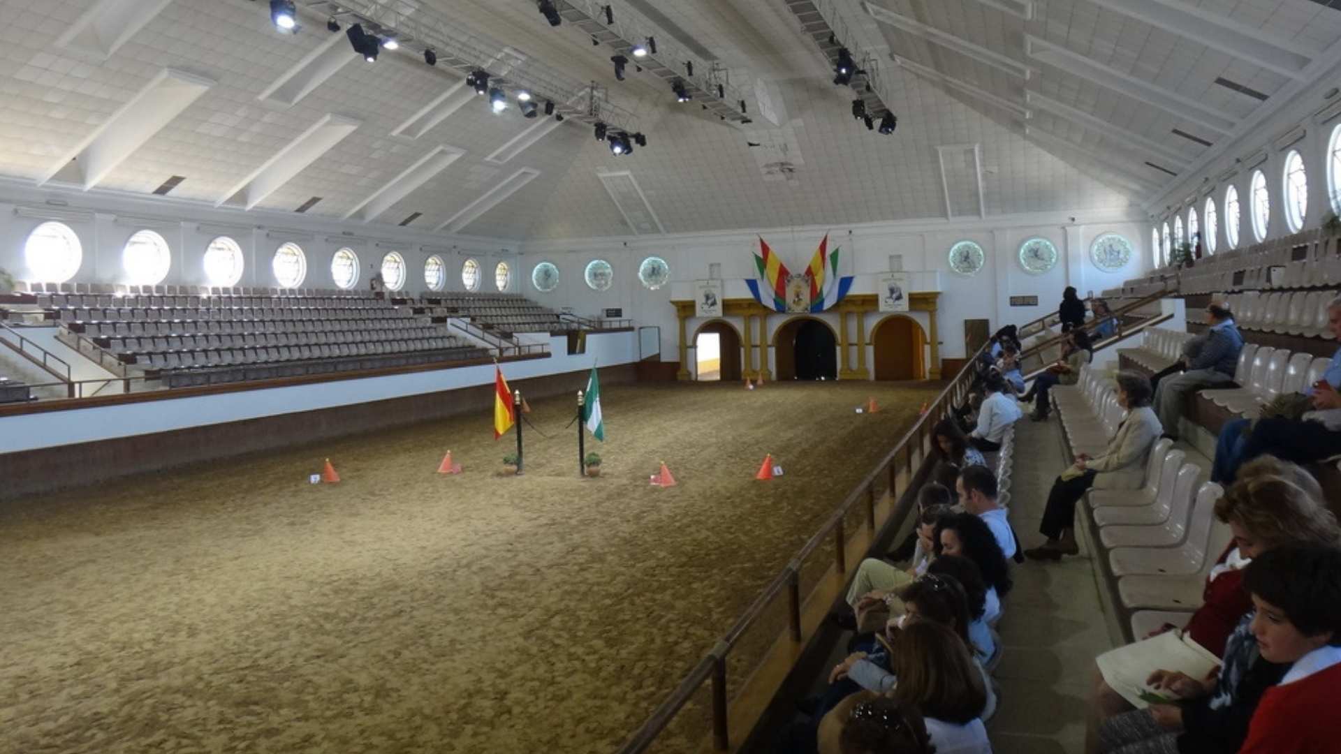 Interior del picadero de la Real Escuela Andaluza del Arte Ecuestre en Jerez, donde el PSOE denuncia irregularidades en la contratación.