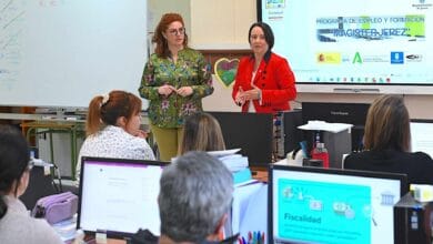 Nela García, delegada de Empleo, visita a los alumnos del programa Magister Jerez en el Centro de Formación El Zagal.