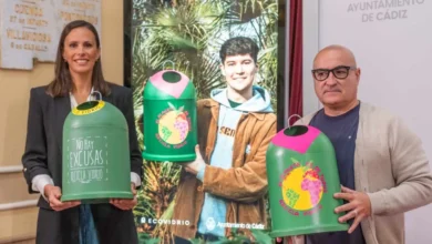 Un contenedor verde de Ecovidrio en una calle de Cádiz para la recogida de vidrio, que ha aumentado un 3,3%.