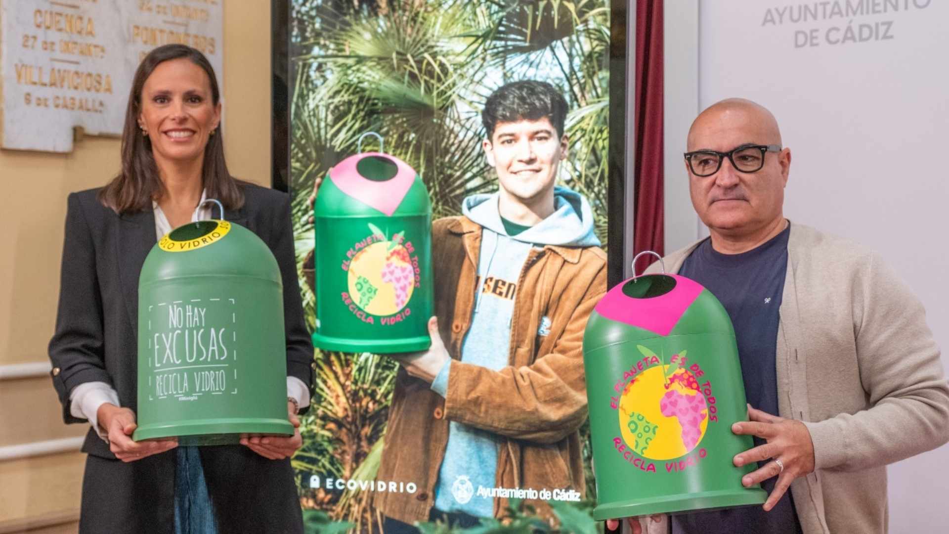 Un contenedor verde de Ecovidrio en una calle de Cádiz para la recogida de vidrio, que ha aumentado un 3,3%.