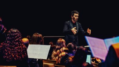 Juan Manuel Pérez Madueño dirigiendo el concierto extraordinario de Semana Santa de la orquesta y coral de la UCA en Cádiz.