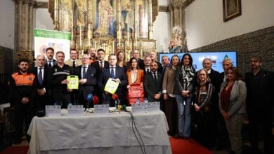 Representantes de la Junta de Andalucía y Emergencias 112 presentan los 40 desfibriladores para la Semana Santa de Sevilla.