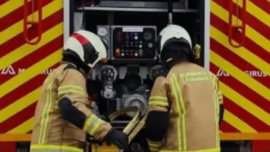 Bomberos de Loja y Granada intervienen en el desalojo de nueve familias por un incendio de vivienda.