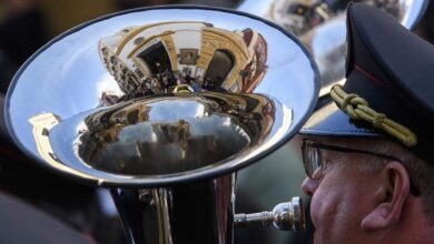 Banda de música en una procesión de Semana Santa representando las aglomeraciones y medidas de autoprotección.
