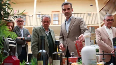 Representantes de la Junta de Andalucía analizando la calidad del aceite en un evento de la Denominación de Origen 'Baena'.