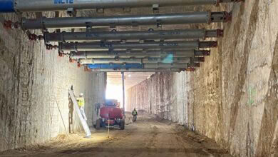 Túnel de la Línea 3 Norte en Andalucía, en construcción, con maquinaria y trabajadores en el interio.