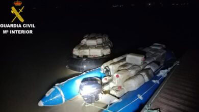 Guardia Civil incauta gasolina y embarcaciones en operación nocturna en Andalucía.