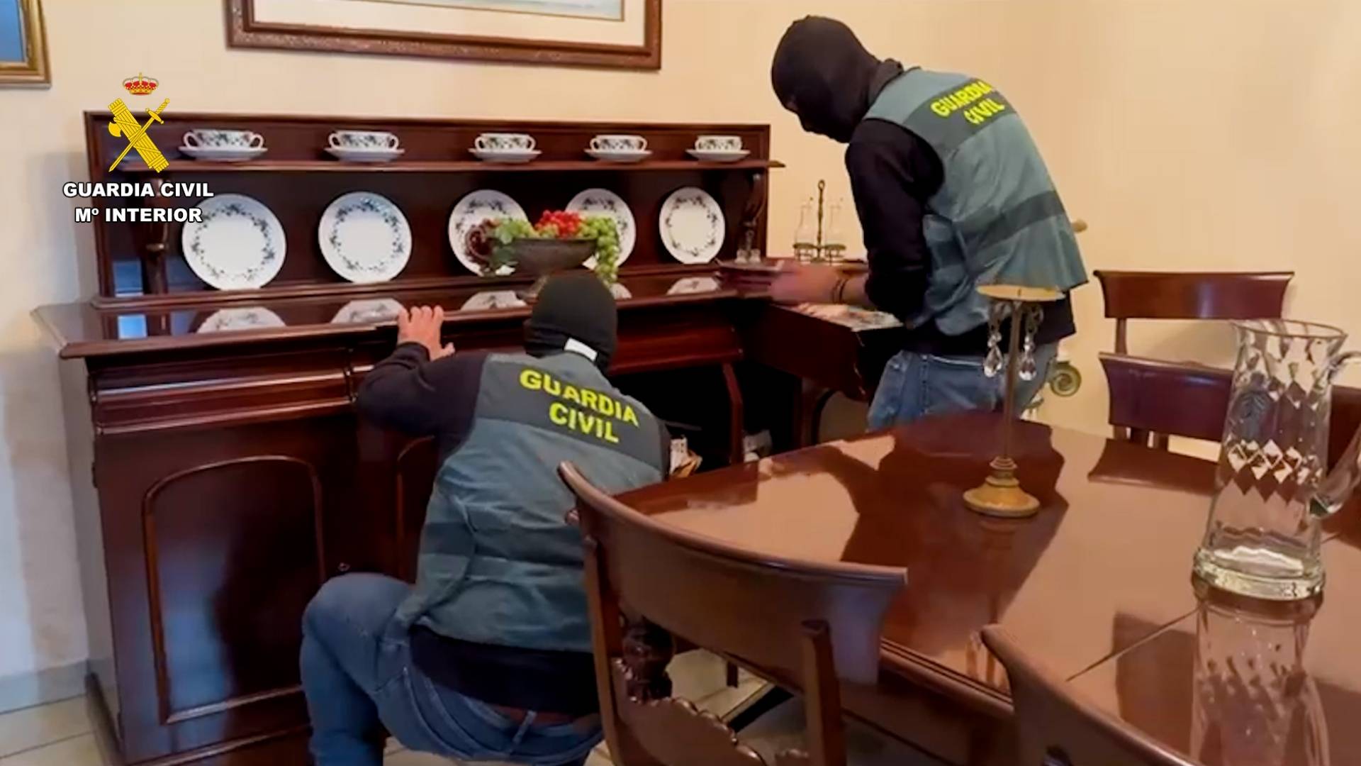 Agentes de la Guardia Civil registrando una vivienda tras desarticular el clan del Risitas