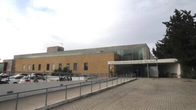 Fachada del Asilo San José en Andalucía, con acceso y parking visible.