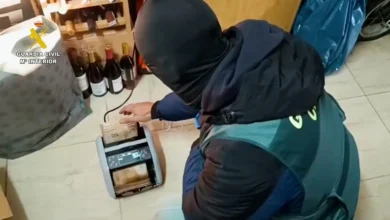 Agente de la Guardia Civil contando dinero incautado en efectivo tras desarticular el clan del Risitas