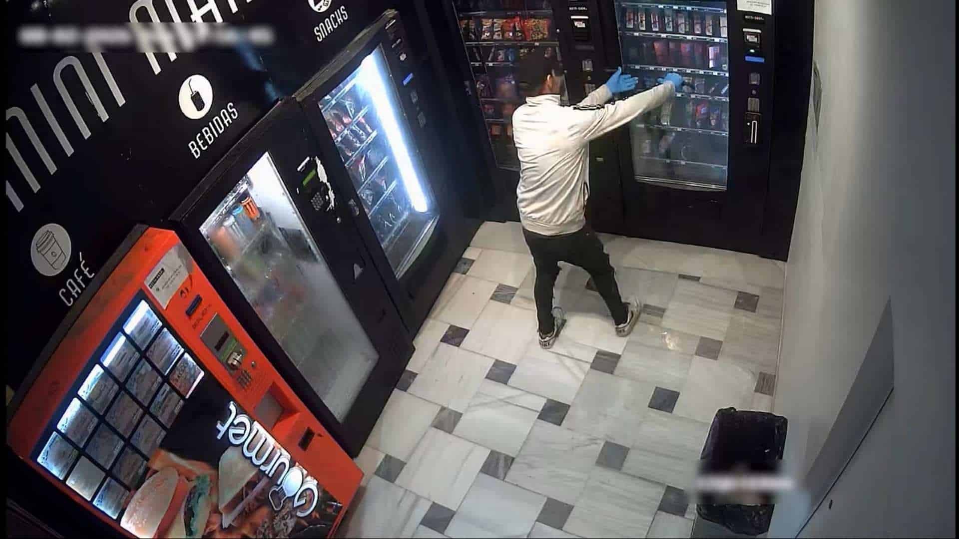 Hombre robando en una máquina expendedora en Villamartín, arrestado por la Guardia Civil tras una ol.