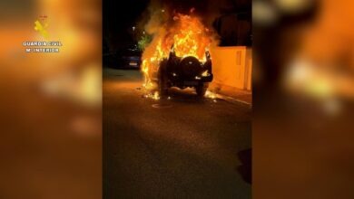 Coche ardiendo en una calle por la noche, imagen de uno de los 8 incendios intencionados en Alcalá de los Gazules investigados por la Guardia Civil.