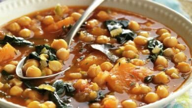 Guiso de berza jerezana en plato, con garbanzos, verduras y caldo.