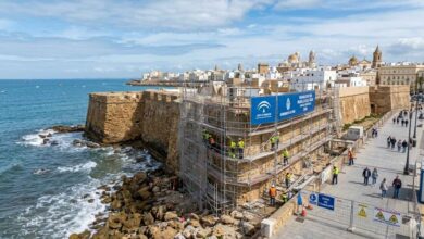 Murallas de Cádiz en rehabilitación con protección marítima.