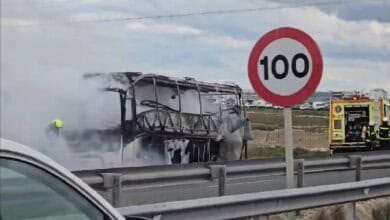 Autobús en llamas en la A-4, causando retenciones en dirección San Fernando.