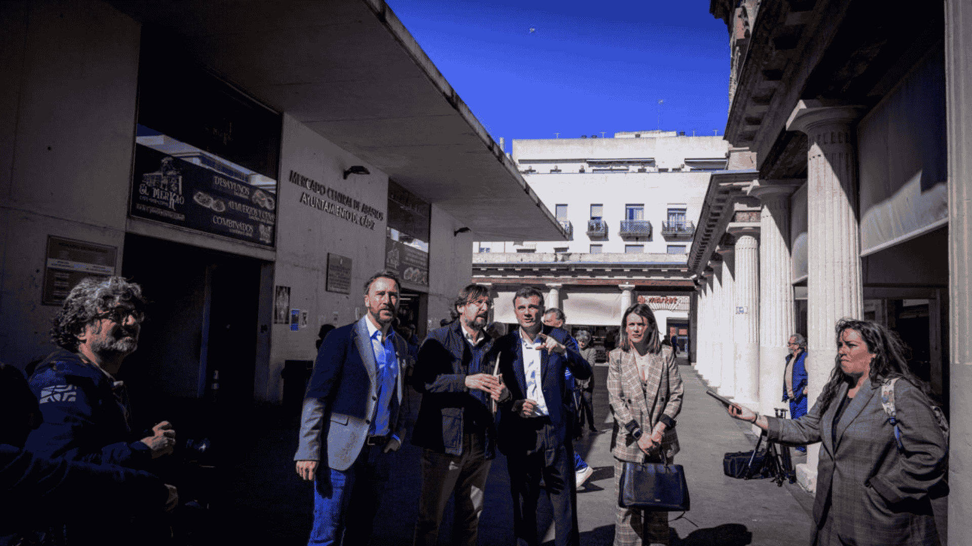 Visita de Bruno García y José Manuel Cossi a las obras de reforma Mercado Central Cádiz en la entrada de columnas