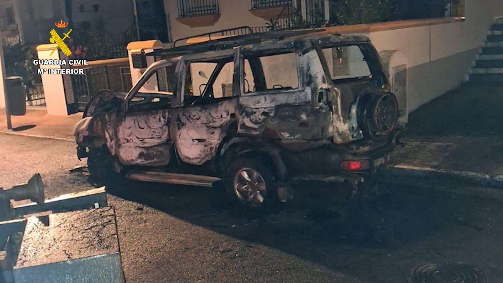 Vehículo calcinado tras un incendio intencionado en Alcalá de los Gazules, caso investigado por la Guardia Civil de Cádiz.