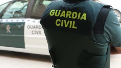 Agentes de la Guardia Civil custodian los 123 fardos de hachís intervenidos en el Golfo de Cádiz.