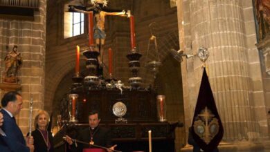 Entrega del Bastón de Mando de la Ciudad al Cristo de la Viga Jerez por la alcaldesa María José García-Pelayo.